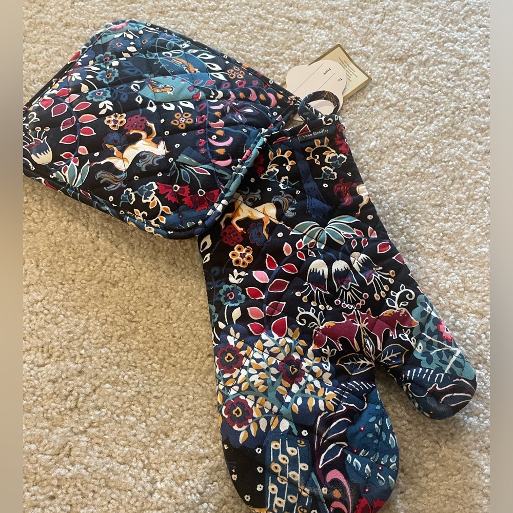 Vera Bradley pot holder and oven mix set.